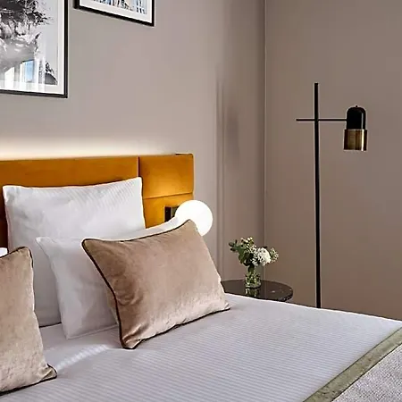 Leonardo Hotel *